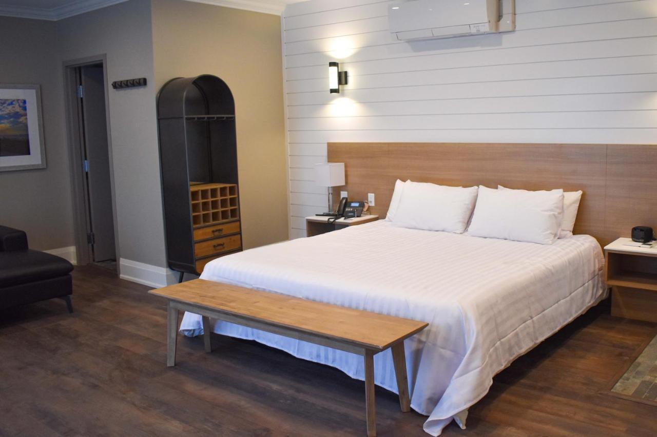 Colonial Hotel & Suites Grand Bend Bagian luar foto