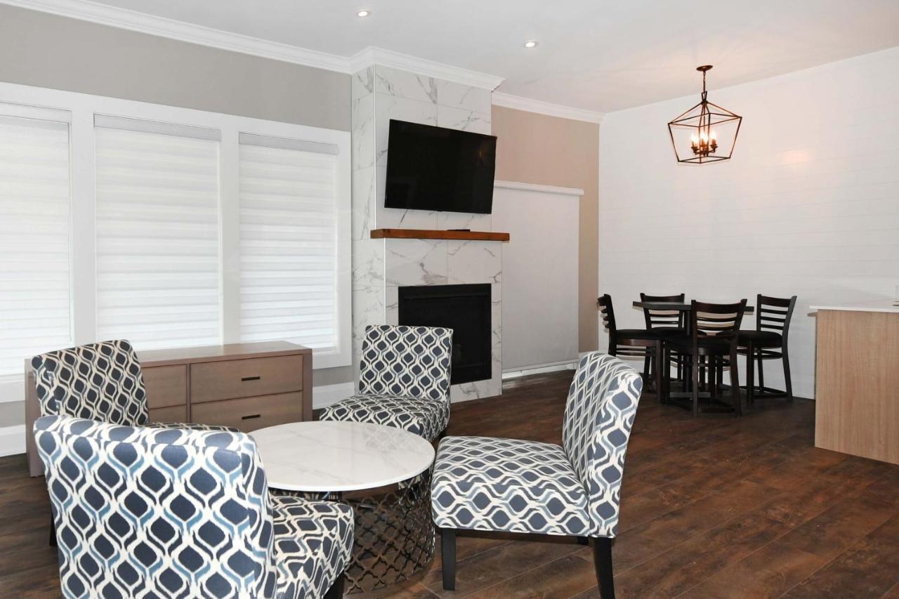 Colonial Hotel & Suites Grand Bend Bagian luar foto