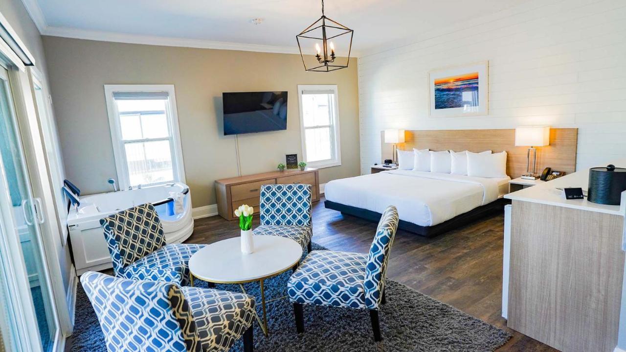 Colonial Hotel & Suites Grand Bend Bagian luar foto