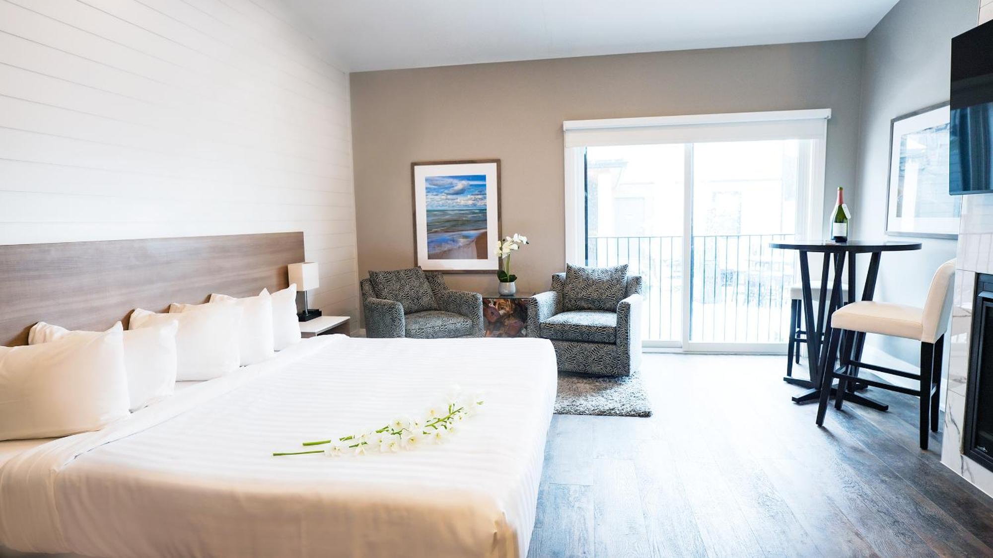 Colonial Hotel & Suites Grand Bend Bagian luar foto