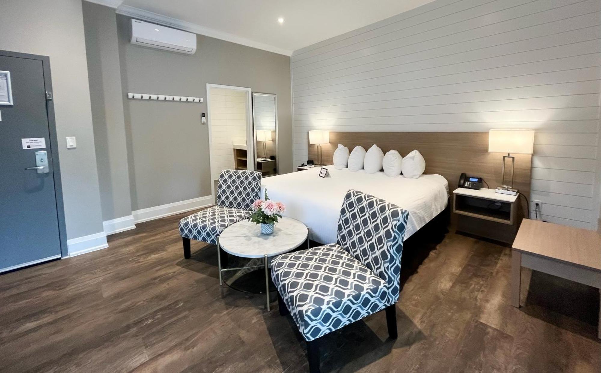 Colonial Hotel & Suites Grand Bend Bagian luar foto