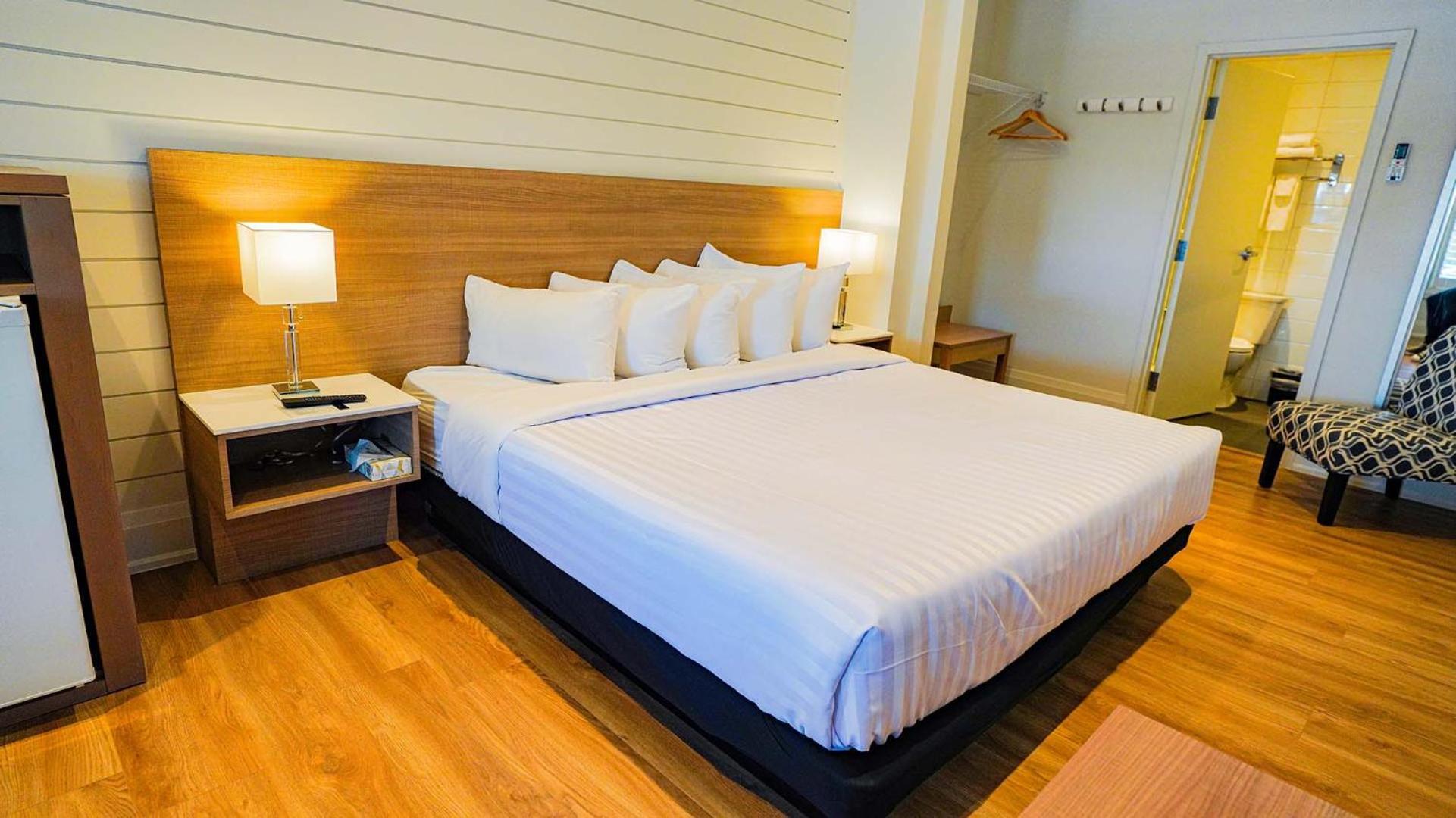 Colonial Hotel & Suites Grand Bend Bagian luar foto