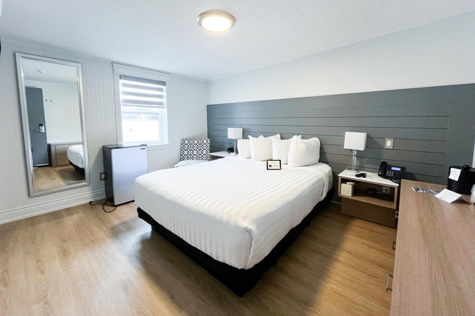 Colonial Hotel & Suites Grand Bend Bagian luar foto