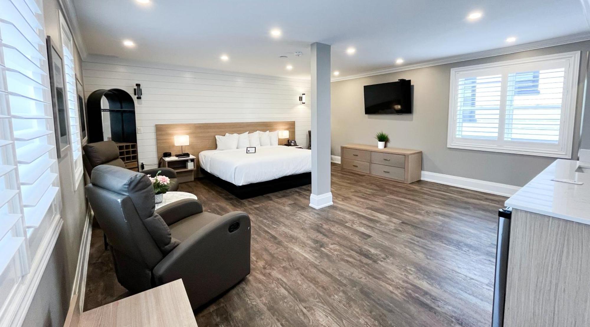 Colonial Hotel & Suites Grand Bend Bagian luar foto