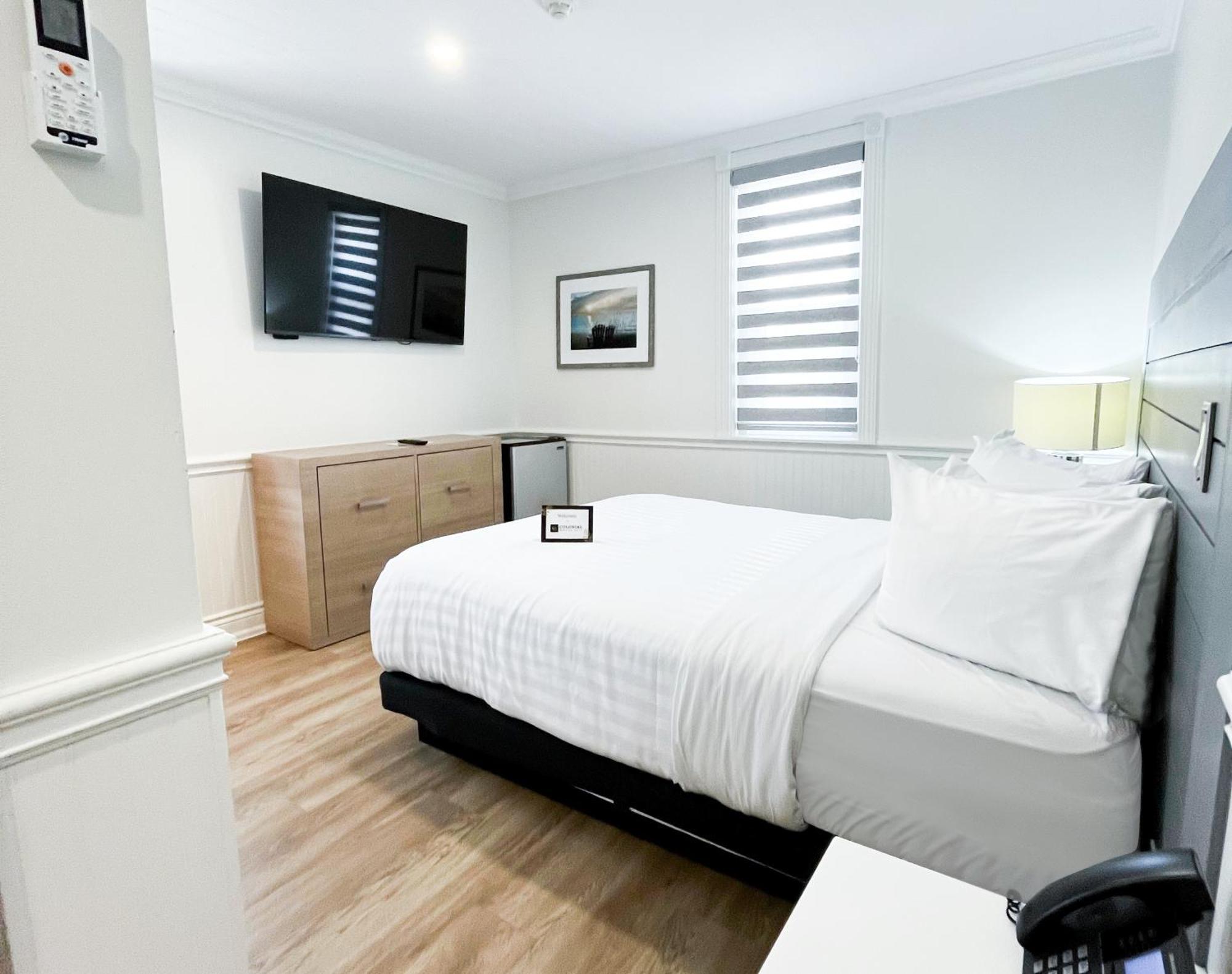Colonial Hotel & Suites Grand Bend Bagian luar foto
