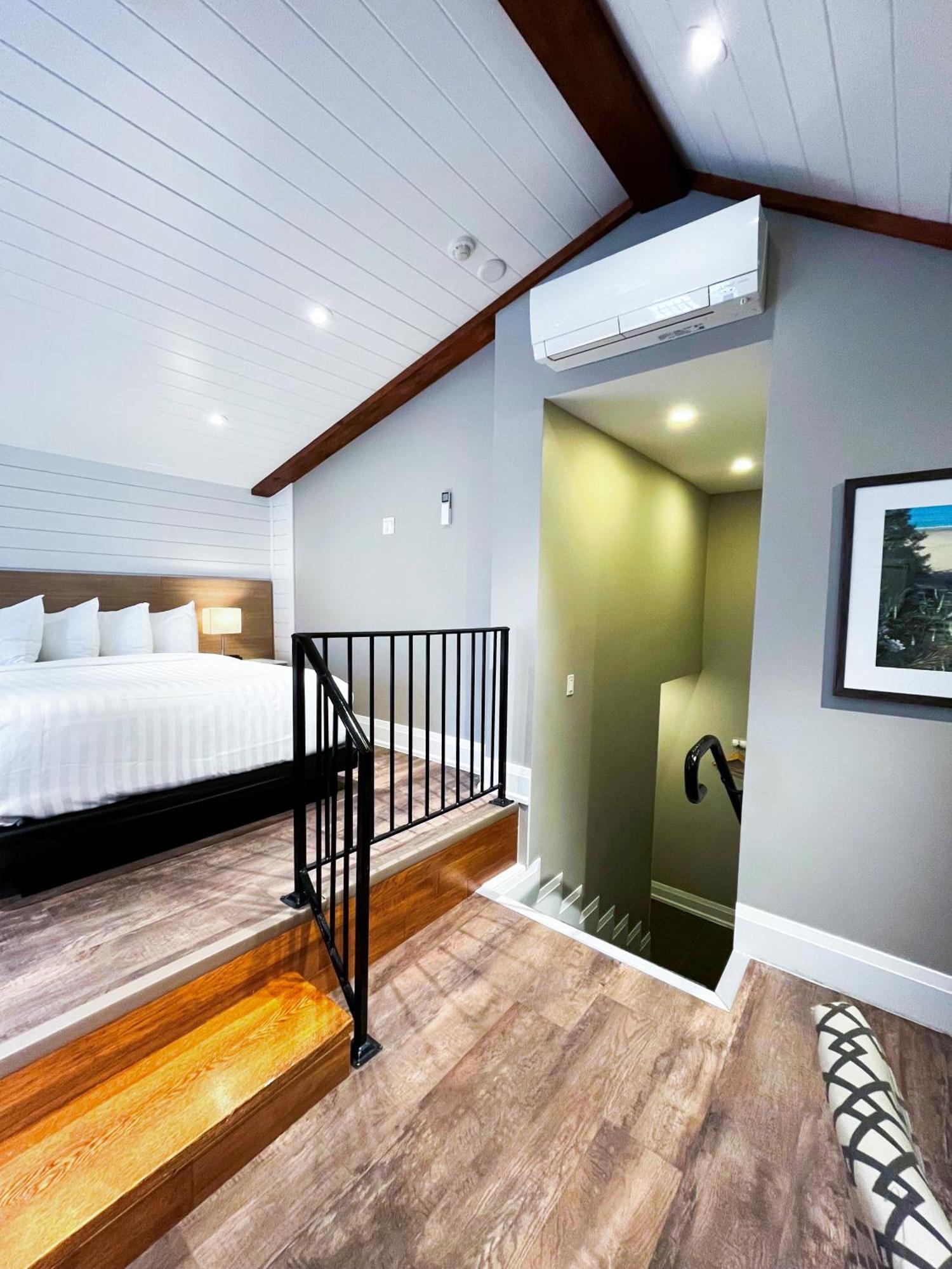 Colonial Hotel & Suites Grand Bend Bagian luar foto