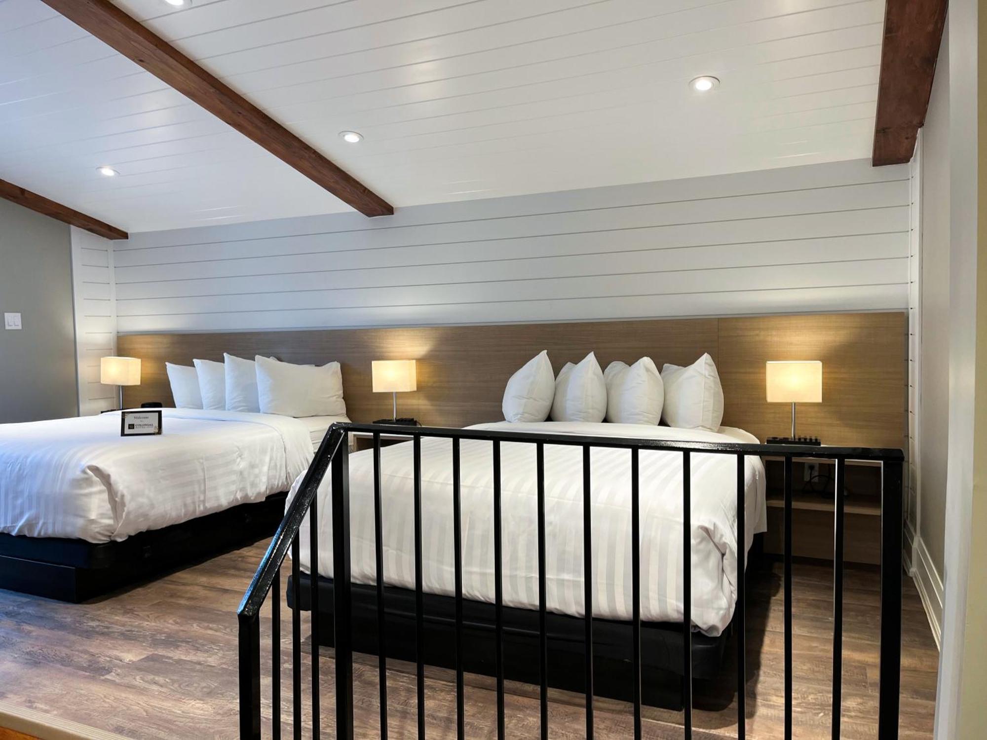 Colonial Hotel & Suites Grand Bend Bagian luar foto