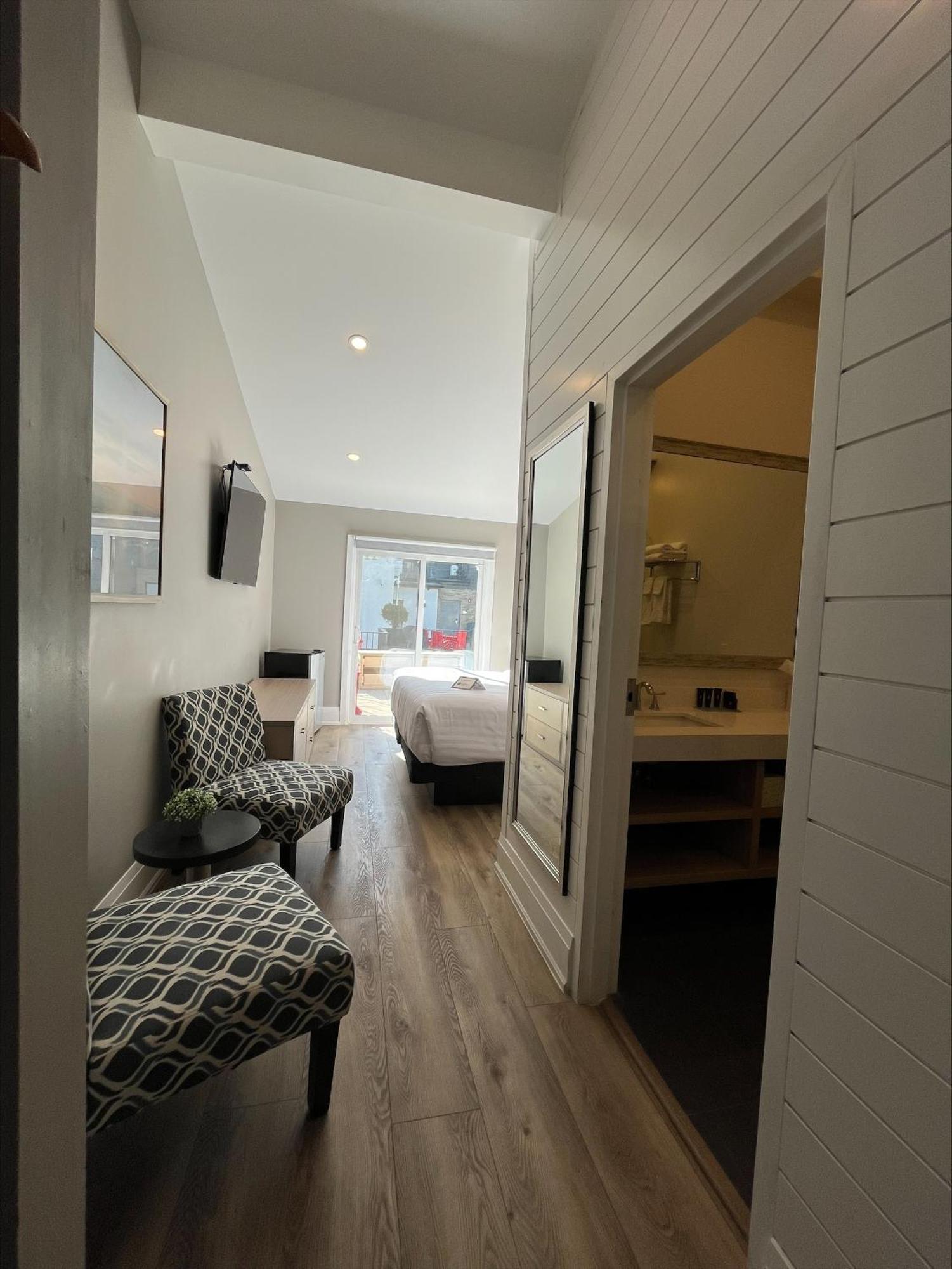 Colonial Hotel & Suites Grand Bend Bagian luar foto