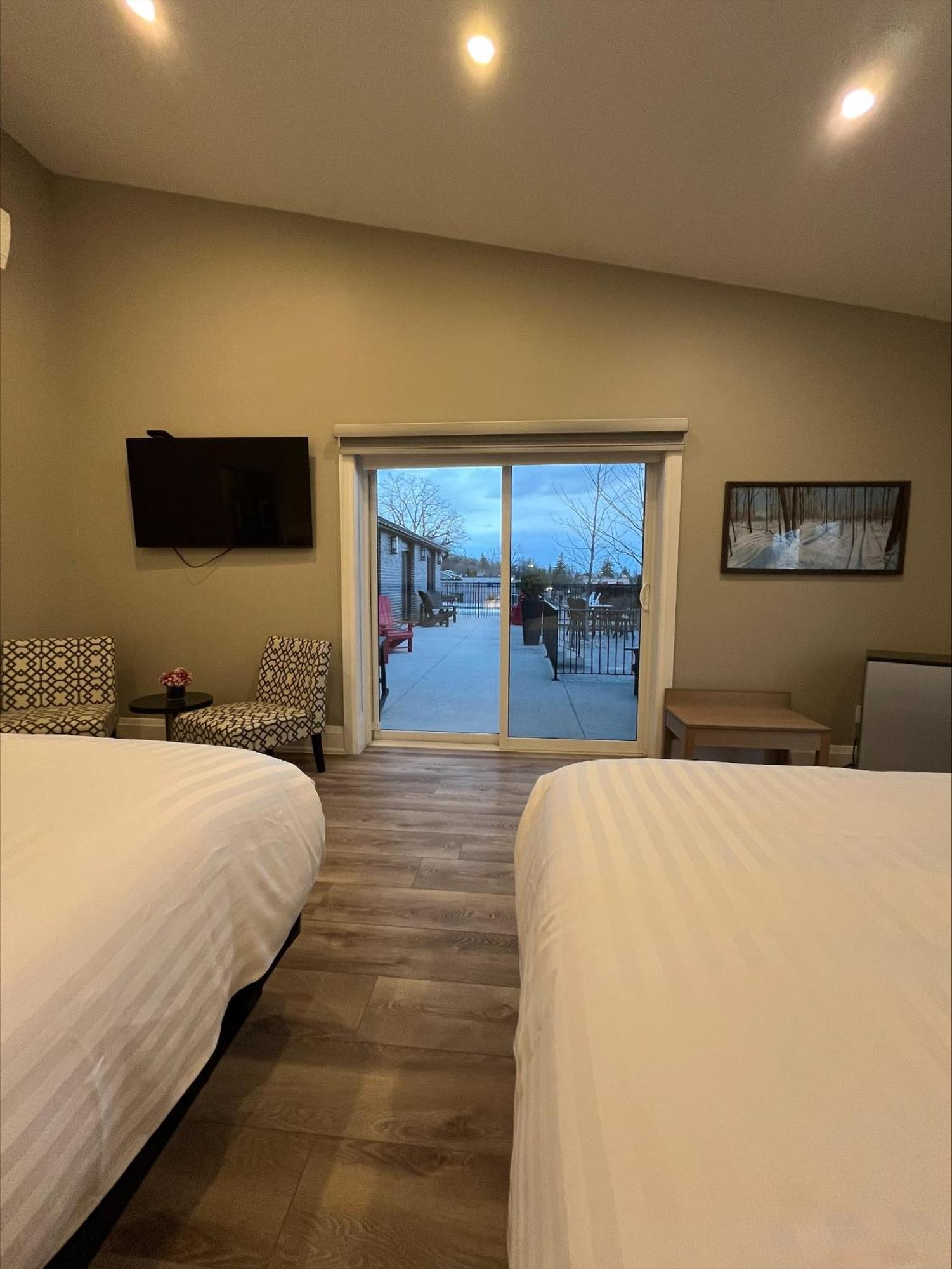 Colonial Hotel & Suites Grand Bend Bagian luar foto