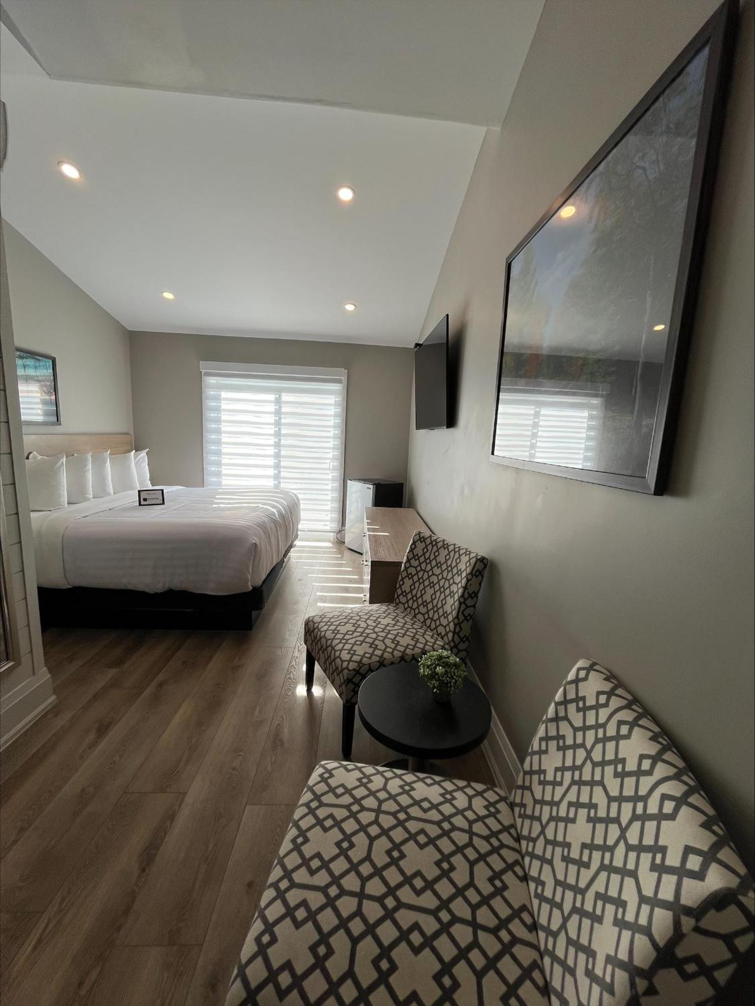 Colonial Hotel & Suites Grand Bend Bagian luar foto