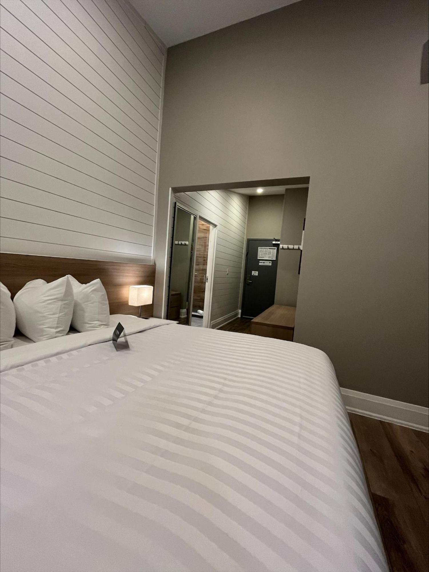 Colonial Hotel & Suites Grand Bend Bagian luar foto