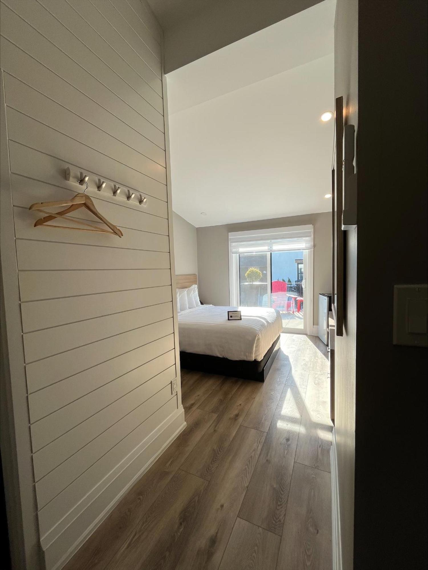 Colonial Hotel & Suites Grand Bend Bagian luar foto