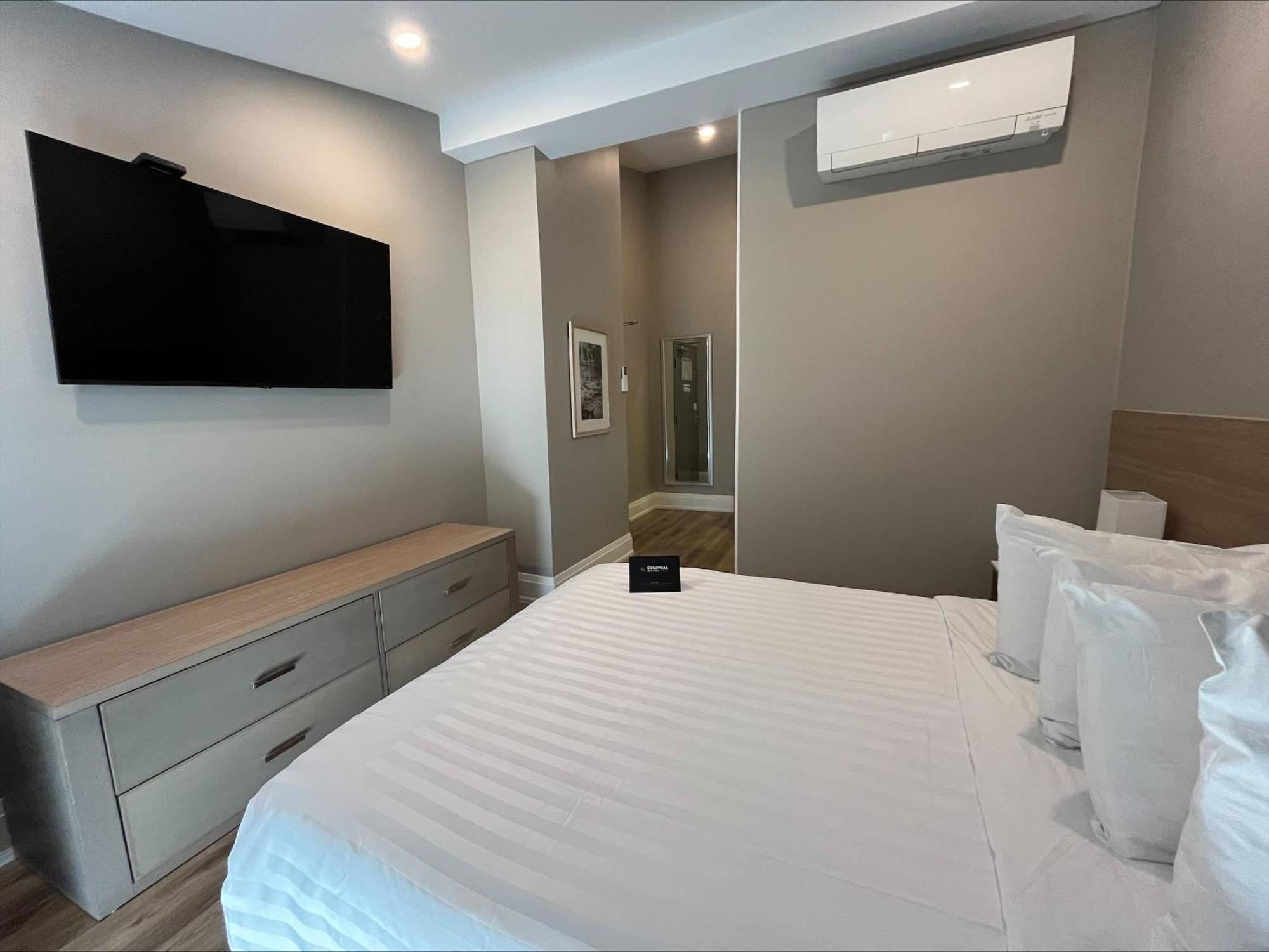 Colonial Hotel & Suites Grand Bend Bagian luar foto