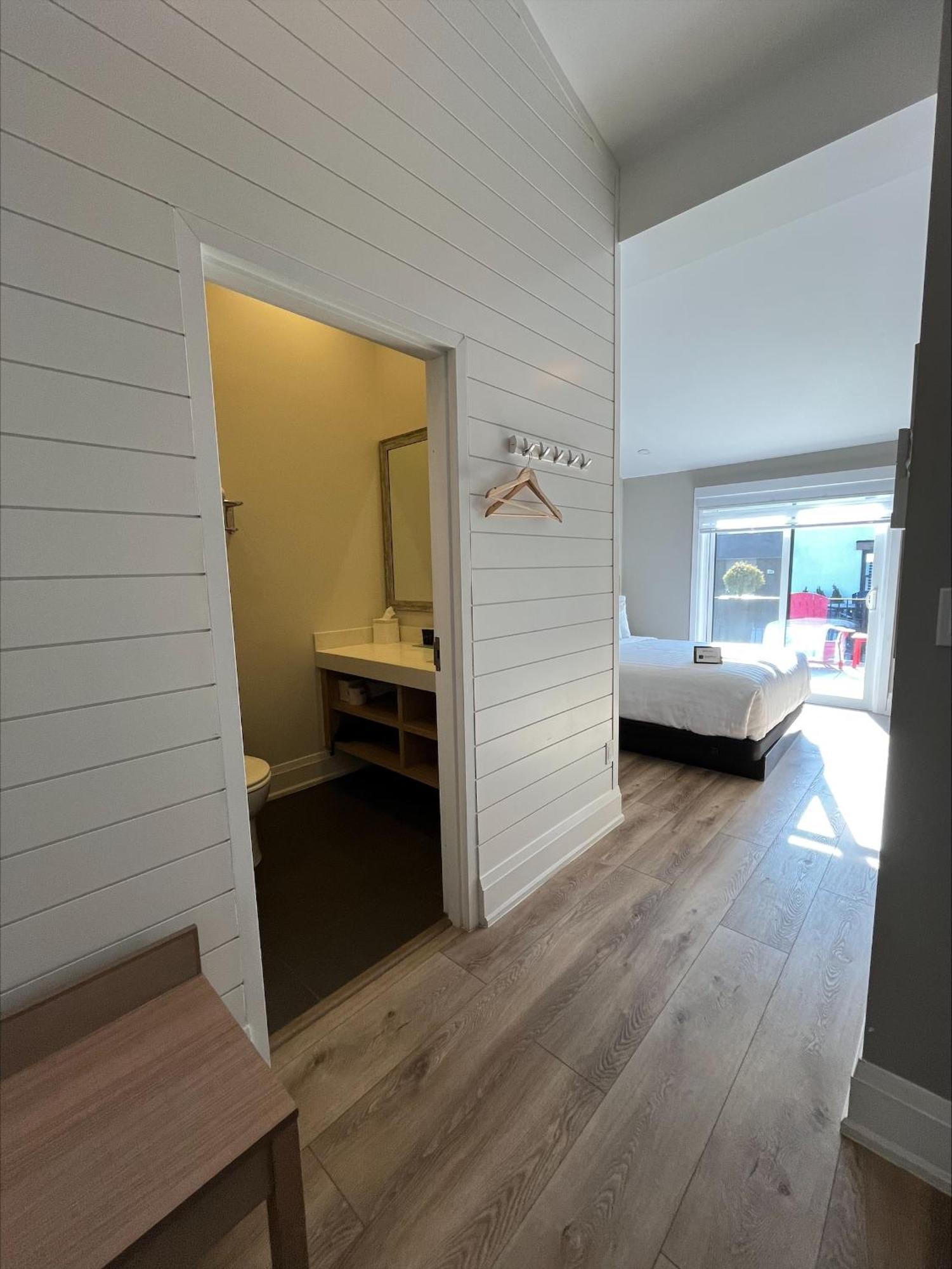 Colonial Hotel & Suites Grand Bend Bagian luar foto
