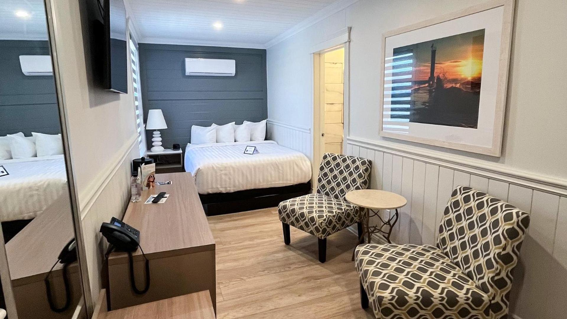 Colonial Hotel & Suites Grand Bend Bagian luar foto